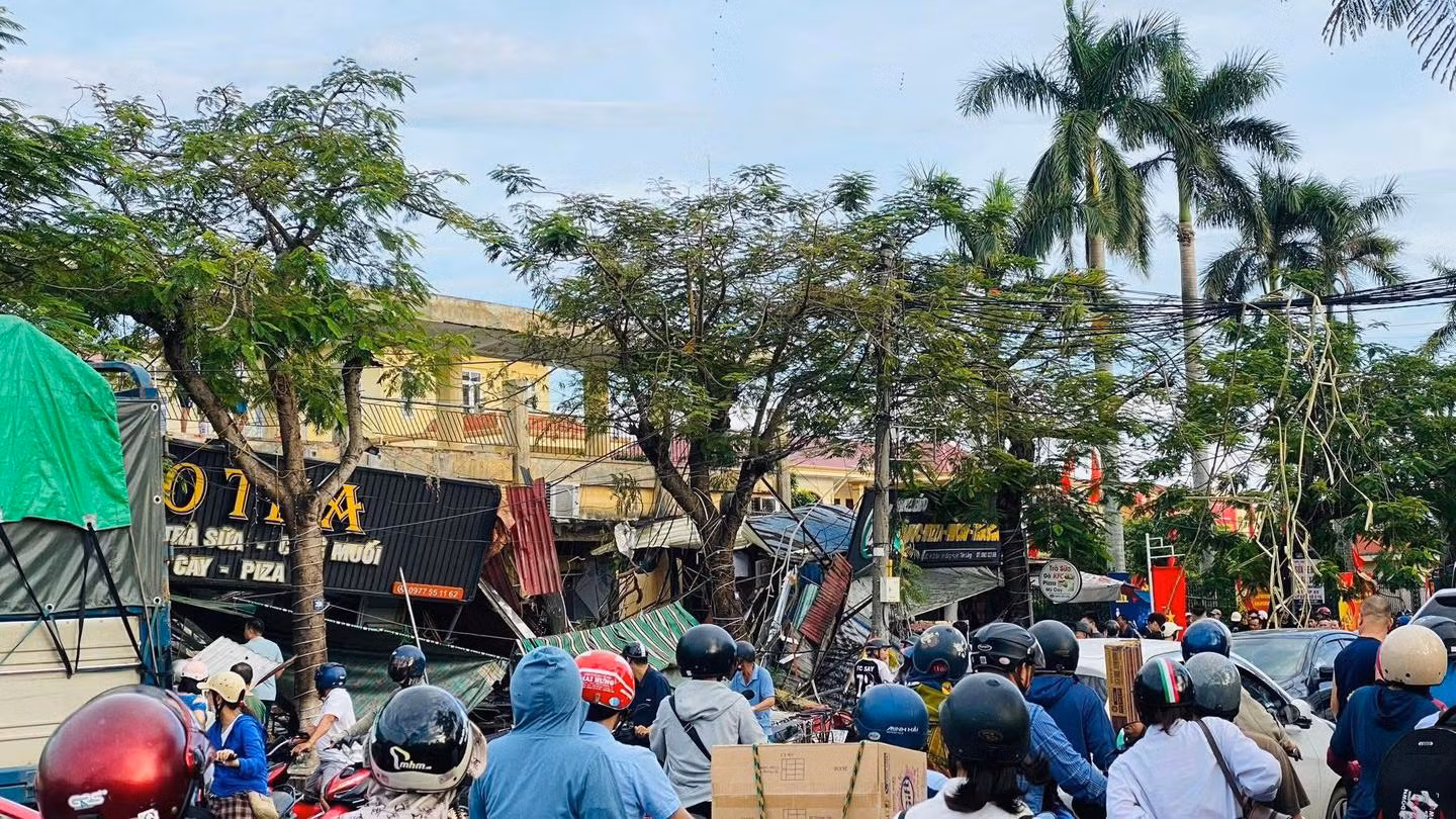 3 người bị thương, nhiều ki-ốt bị sập nghi do nổ khí gas -0