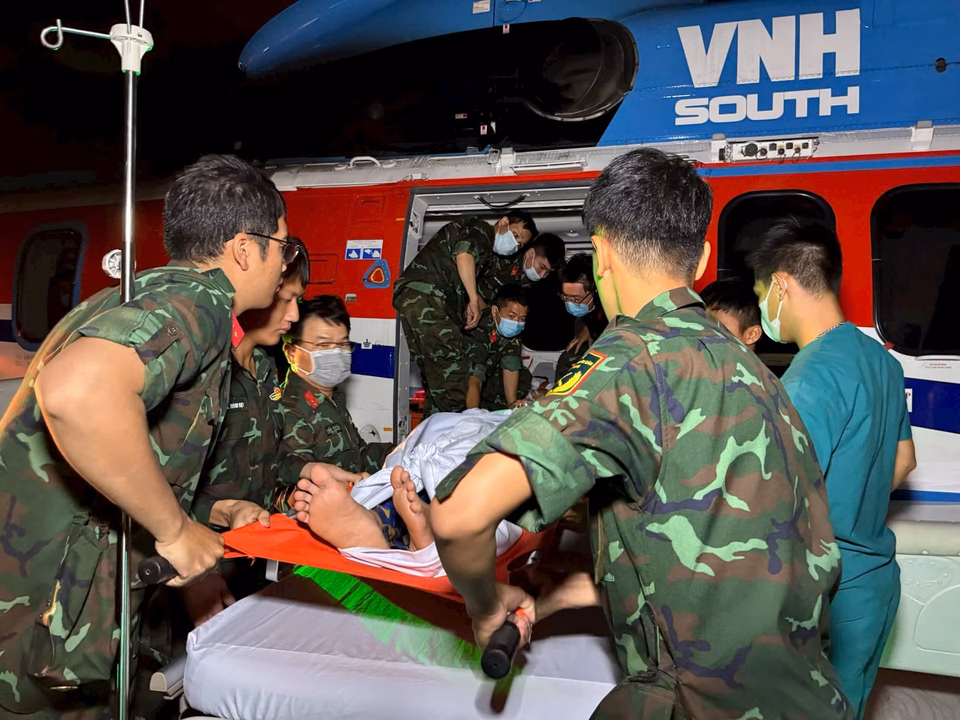  Điều trực thăng bay xuyên đêm ra Trường Sa đưa 3 bệnh nhân nặng về đất liền -0