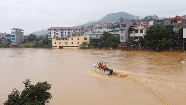 Quân đội sẵn sàng bay cứu hộ, cứu nạn vùng bị chia cắt do mưa lũ