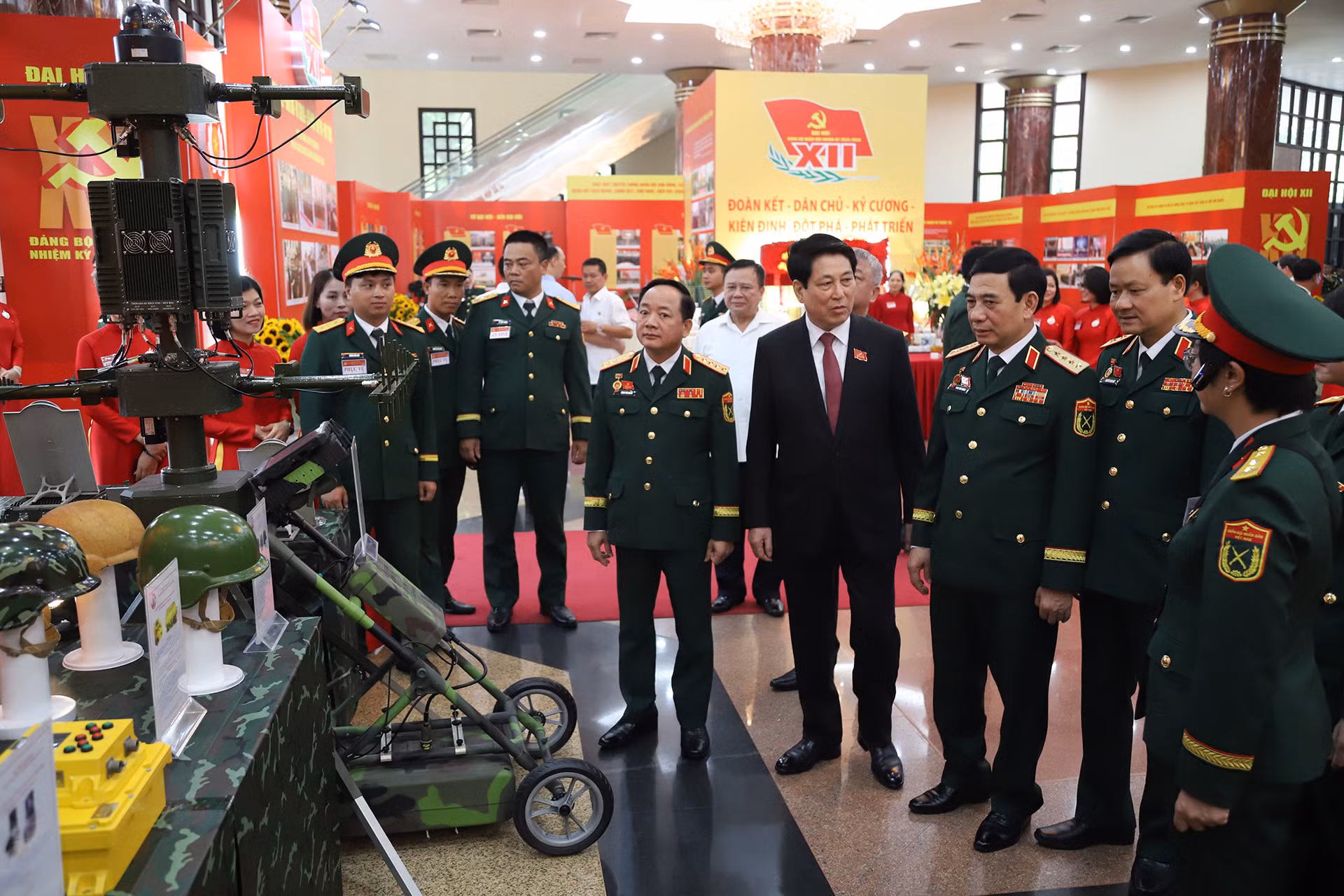 Tổng Bí thư và Chủ tịch nước dự Phiên bế mạc Đại hội Đảng bộ Quân đội lần thứ XII -1