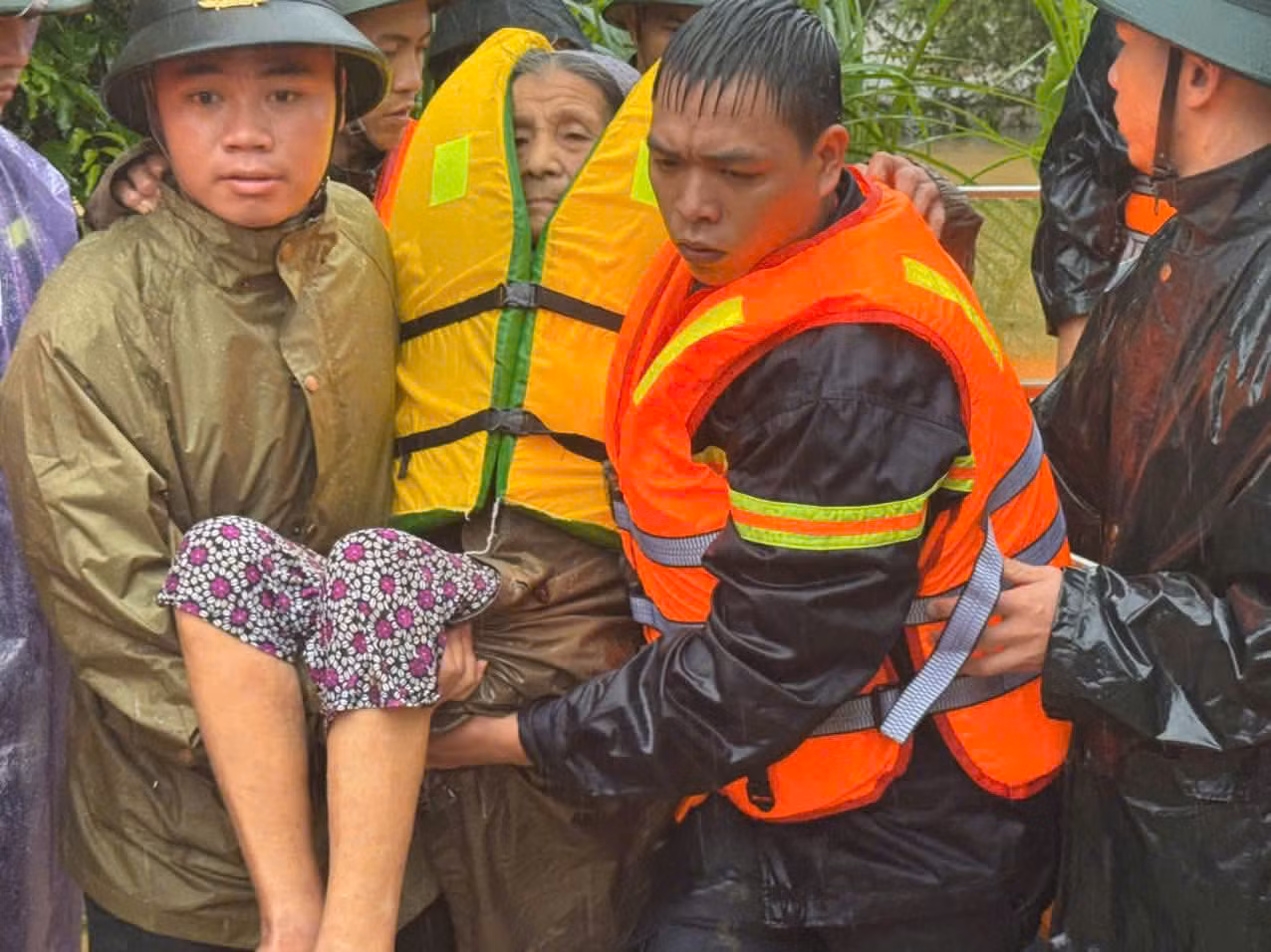 Công an tỉnh Cao Bằng kiên cường giúp dân vượt mưa bão -0