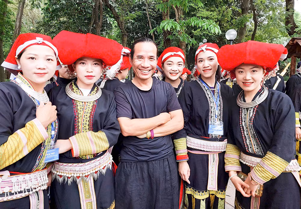 ð-o di-n xuân tru-ng và các di-n viên ngu-i d-a phuong.jpg -0