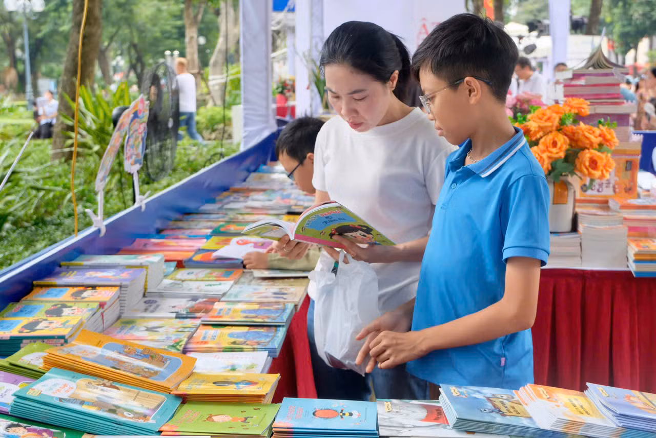 Nhà xuất bản Giáo dục Việt Nam tham gia hội sách với nhiều ấn phẩm hấp dẫn, độc đáo -0