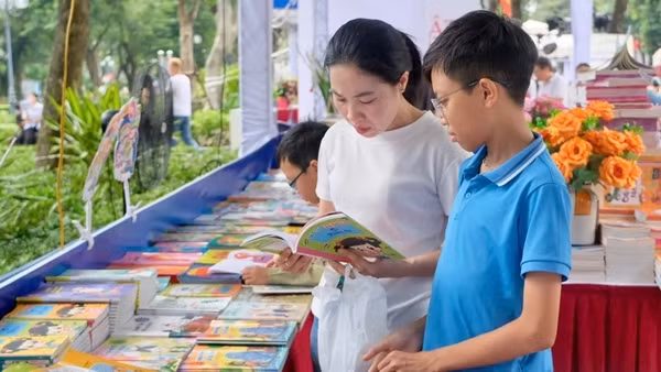 Nhà xuất bản Giáo dục Việt Nam tham gia hội sách với nhiều ấn phẩm hấp dẫn, độc đáo