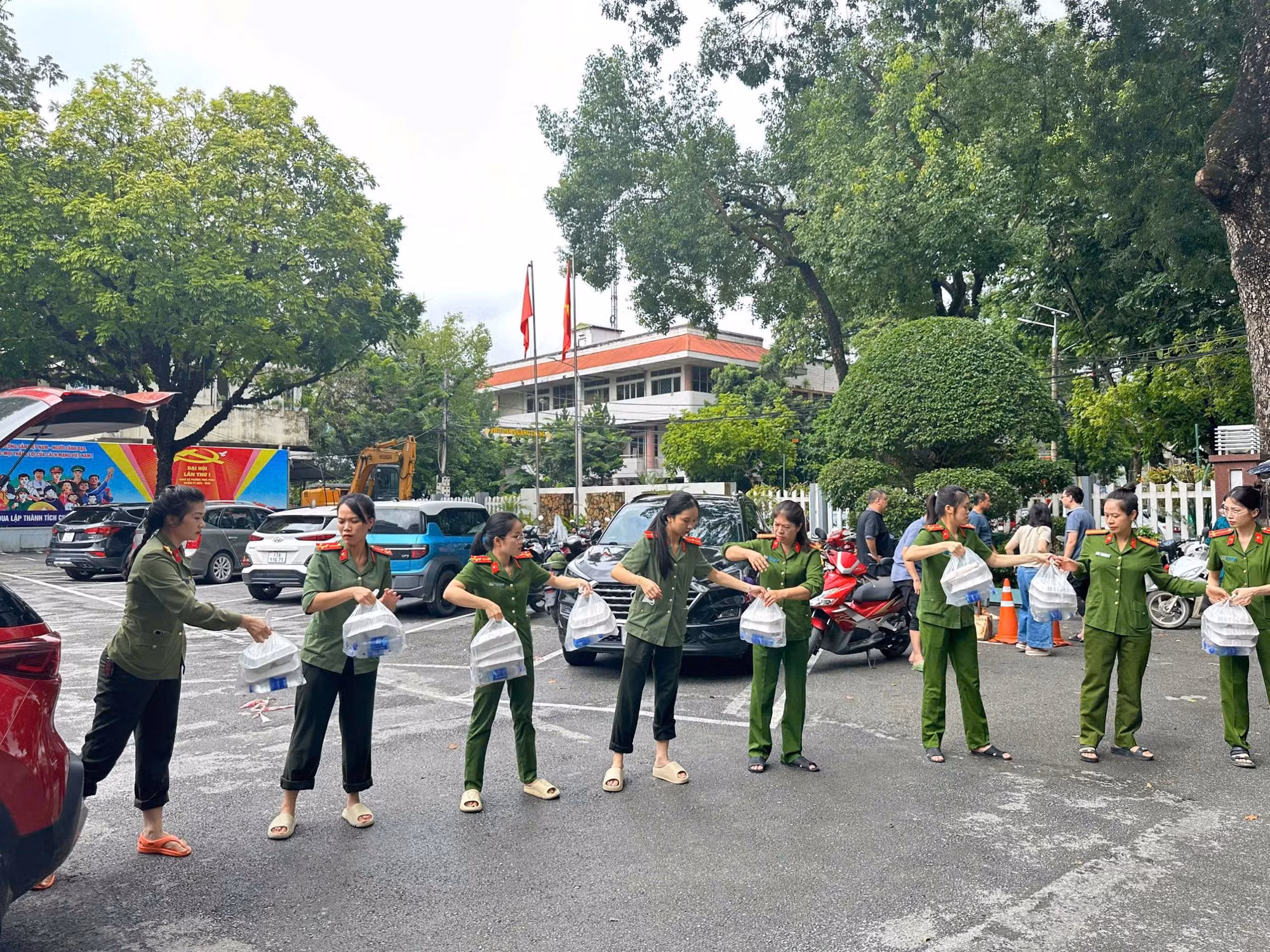 Công an tỉnh Cao Bằng kiên cường giúp dân vượt mưa bão -1