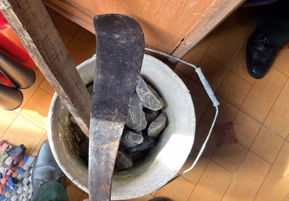 Tạm giữ đối tượng ném đá xe Quân sự, chém cán bộ Công an -0