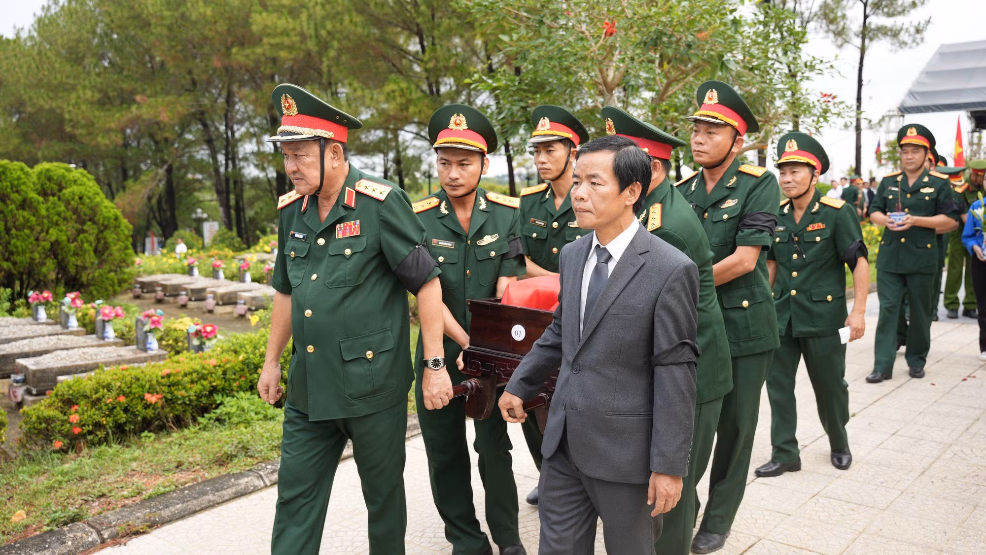 Tỉnh Thừa Thiên Huế truy điệu và an táng 12 hài cốt liệt sĩ hy sinh tại chiến trường Lào -0