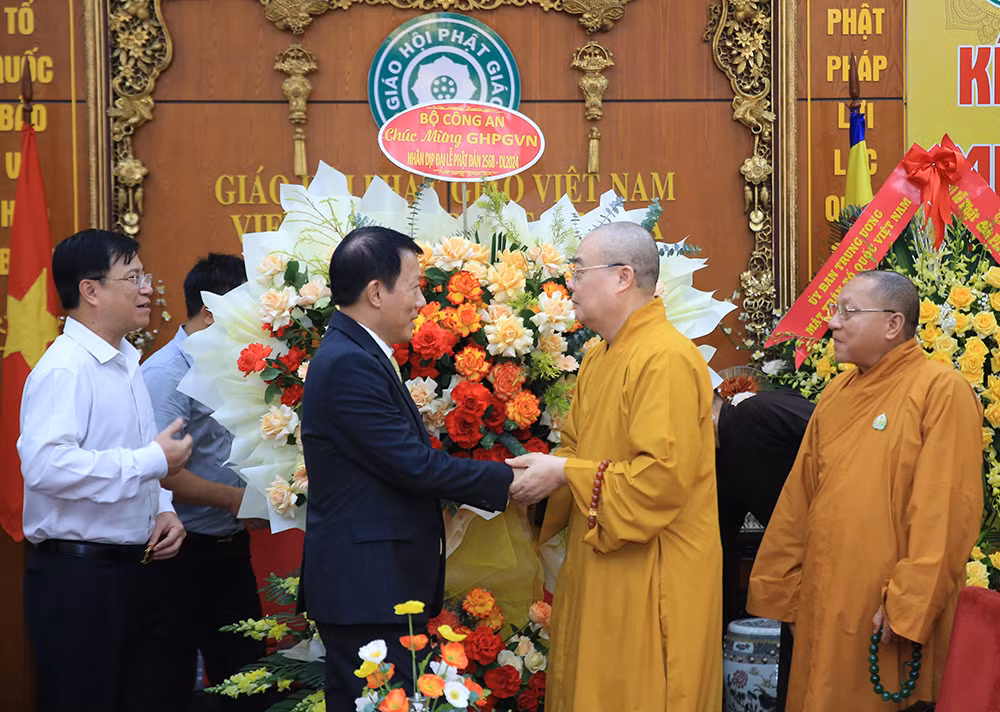 Lãnh đạo Bộ Công an chúc mừng Lễ Phật đản 2024 -0