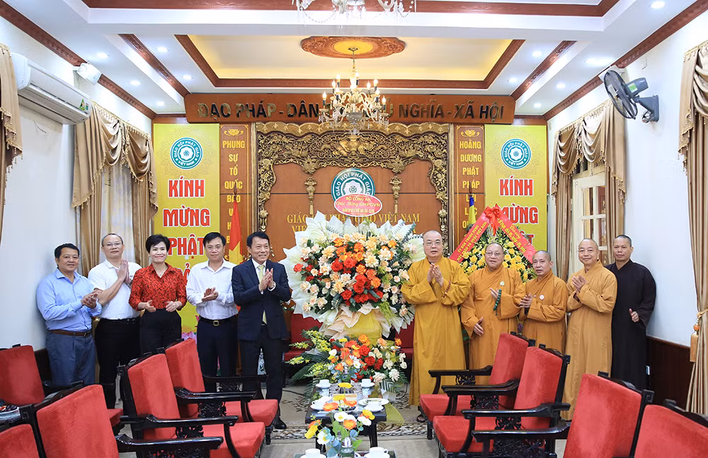 Lãnh đạo Bộ Công an chúc mừng Lễ Phật đản 2024 -0