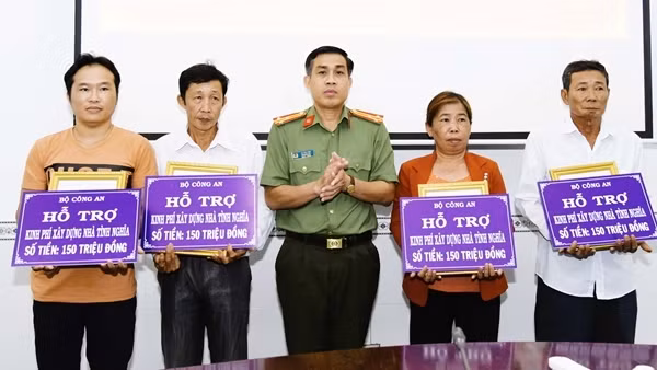 Công an tỉnh Cà Mau xây dựng 4 căn nhà tình nghĩa tặng gia đình liệt sĩ CAND