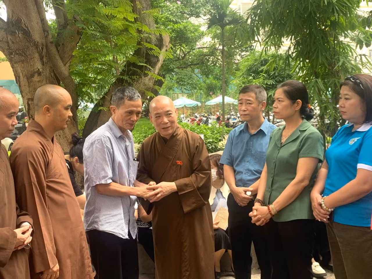Nghẹn ngào nỗi đau của thân nhân 14 nạn nhân tử vong trong vụ cháy nhà trọ ở phố Trung Kính -1