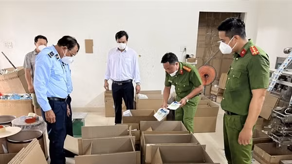 Thuê nhà để sản xuất, đóng gói hàng chục loại thuốc trừ sâu giả