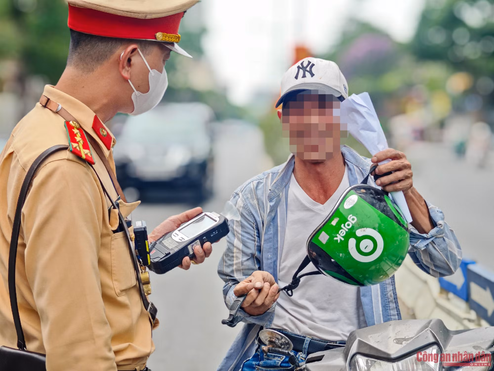Vi phạm nồng độ cồn, tài xế xe ôm công nghệ bỏ xe, không ký biên bản -0