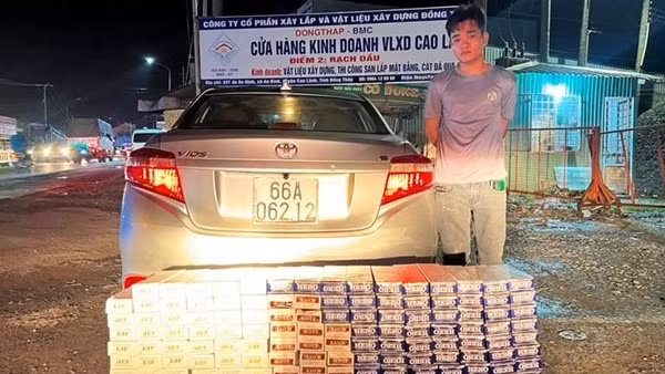 CSGT tuần tra bắt ôtô chở thuốc lá lậu
