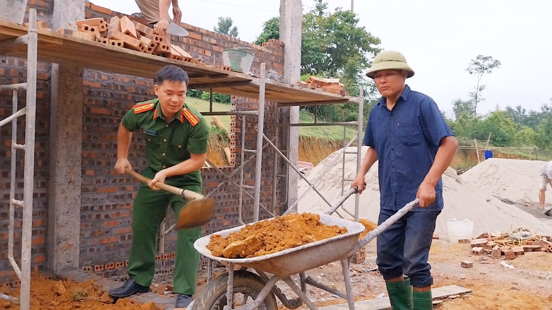 Công an huyện Yên Sơn giúp đỡ nhân dân dựng lại nhà sau thiên tai -0