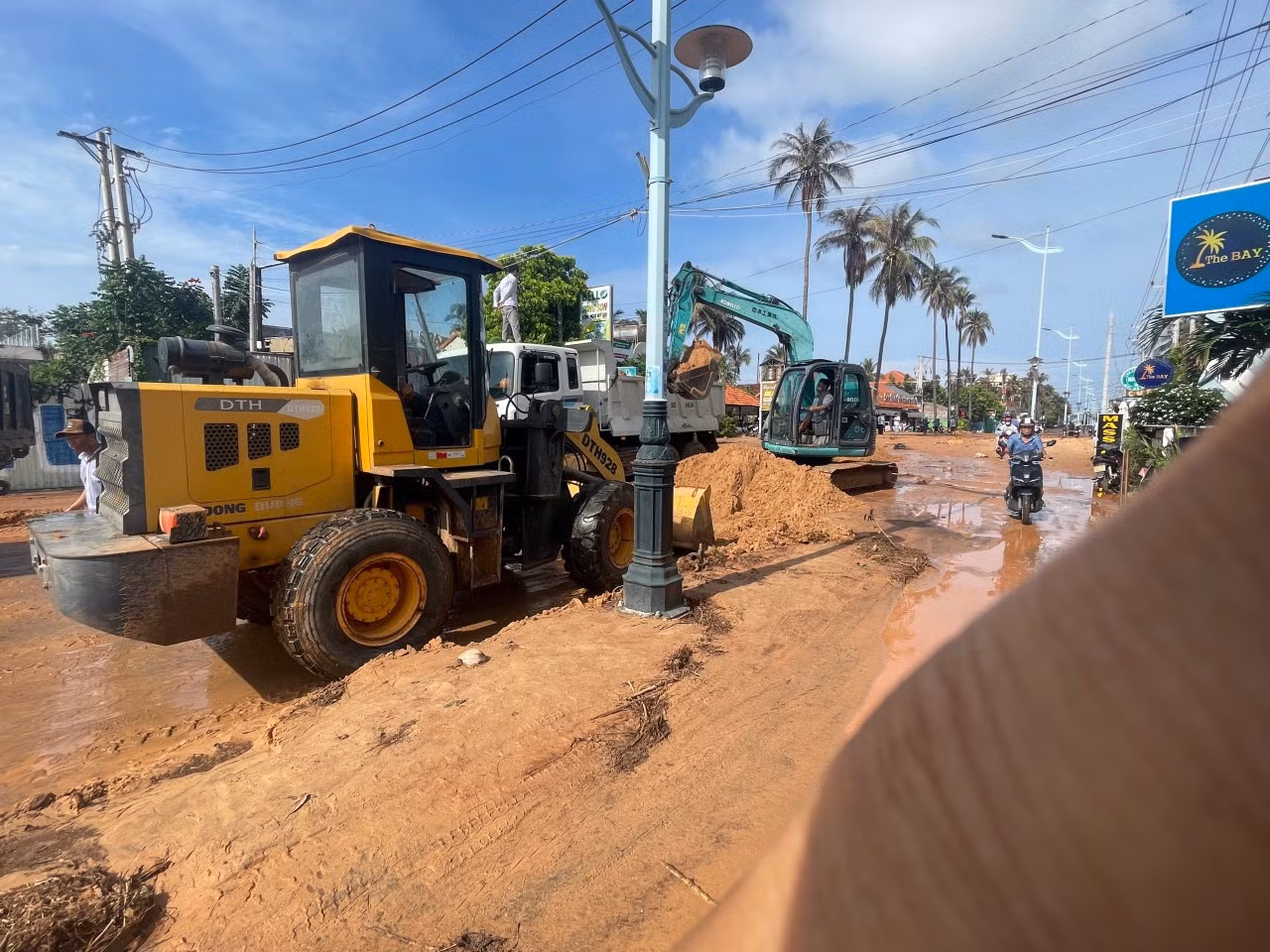 Khẩn trương khắc phục hậu quả sự cố cát đỏ tràn xuống đường vùi lấp nhà cửa
