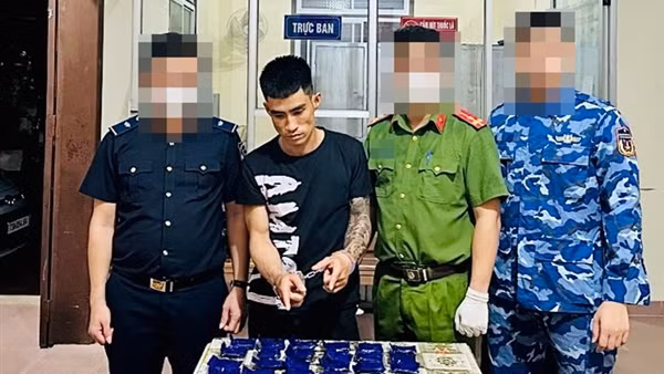 Ra đường cùng 12.000 viên ma tuý tổng hợp
