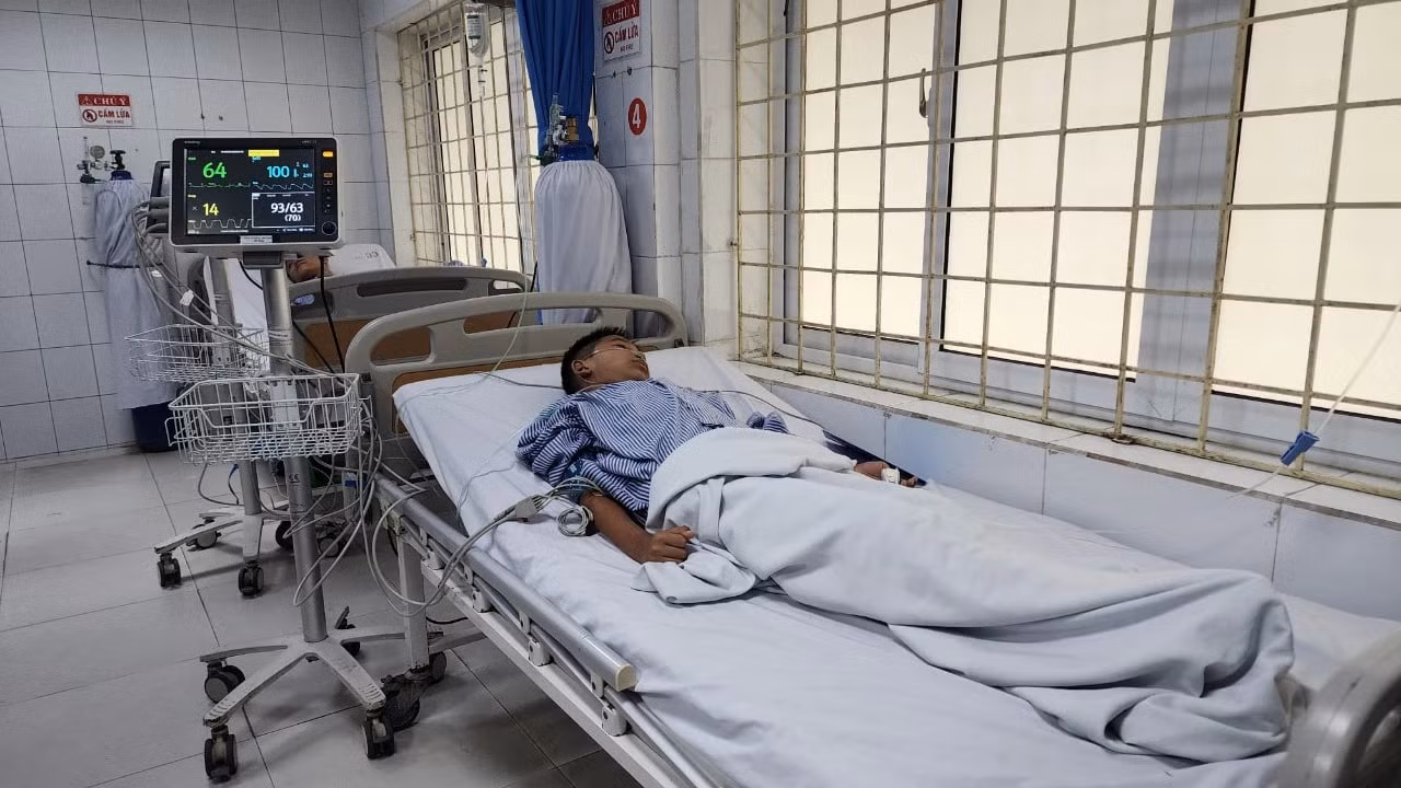 Chuyển 3 bệnh nhân vụ cháy sang Bệnh viện Bạch Mai -0