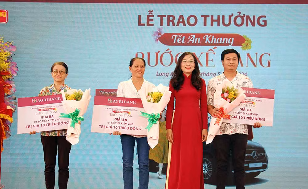 Agribank tặng xe cứu thương cho ngành Y tế tỉnh Long An và Trao thưởng chương trình&nbsp;“Tết An khang - Rước xế sang” -0