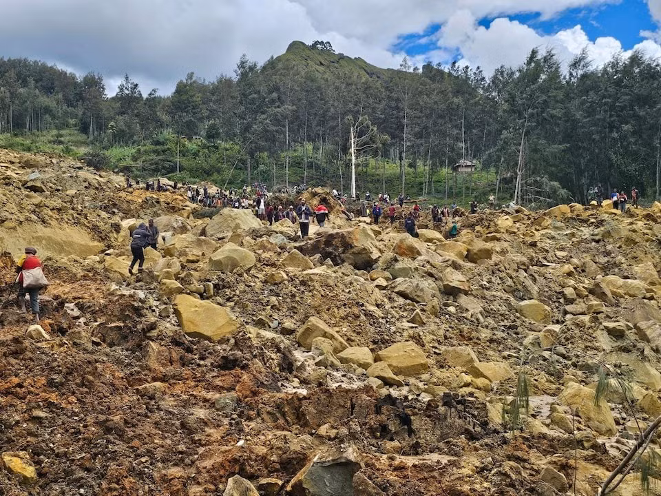 Lở đất cuốn phăng cả ngôi làng, vùi lấp 300 người ở Papua New Guinea -0