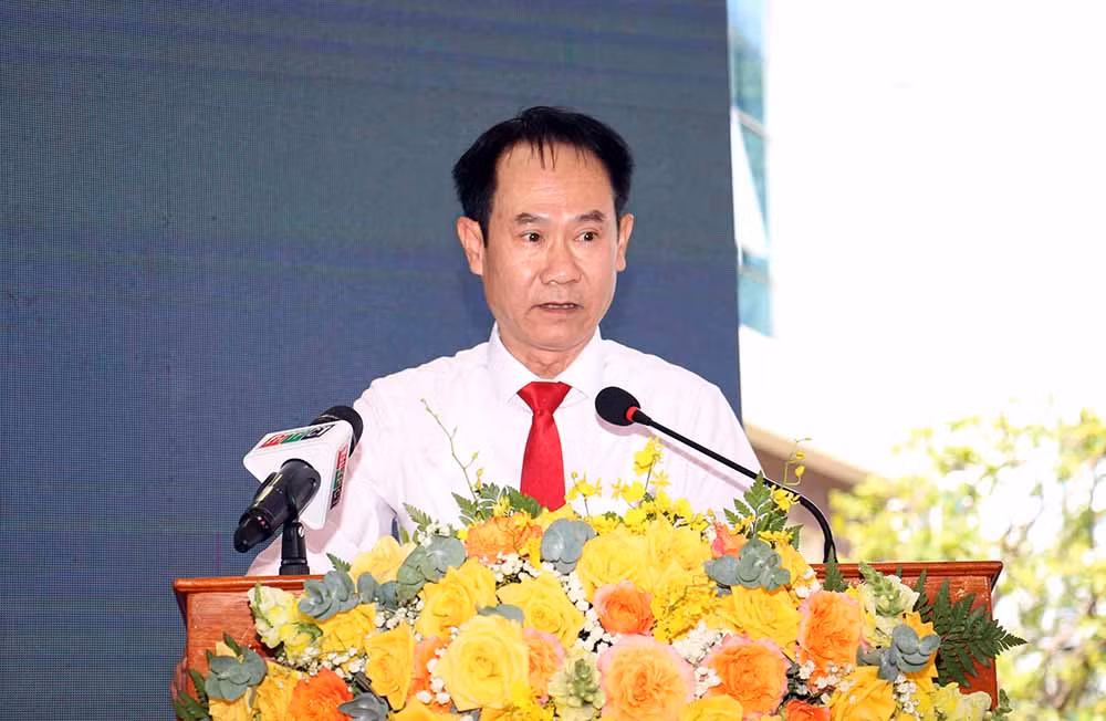 Agribank tặng xe cứu thương cho ngành Y tế tỉnh Long An và Trao thưởng chương trình&nbsp;“Tết An khang - Rước xế sang” -1