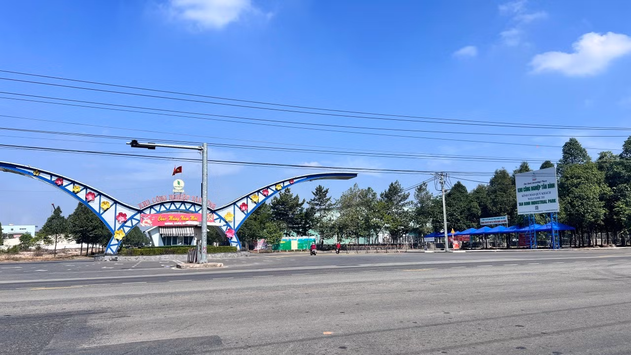 Gọi bạn đến cổng công ty đâm chết đồng nghiệp -0