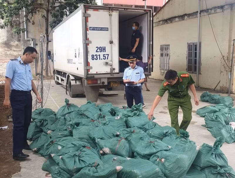 Kịp thời chặn giữ ô tổ tải chở 7 tấn chân gà và móng giò 