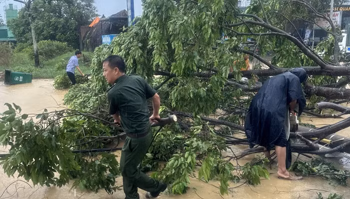 Công an dầm mưa giúp dân khắc phục hậu quả mưa lớn, lốc xoáy -0