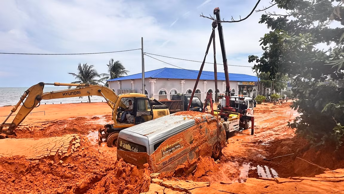 Thông xe khu vực bị lũ cát tràn lấp trên 2 tuyến đường ở Phan Thiết -0