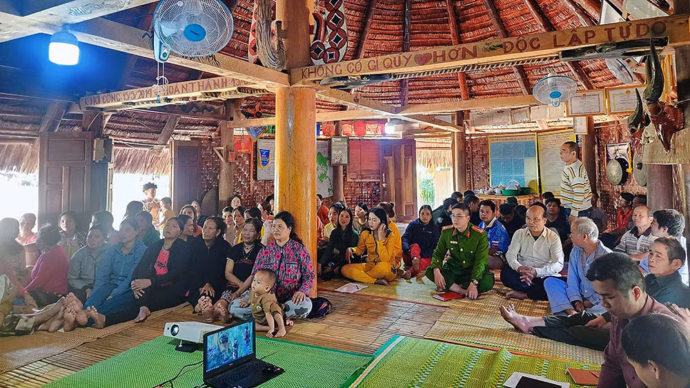 thay giao an ninh 2-ngoc thi.jpg -0