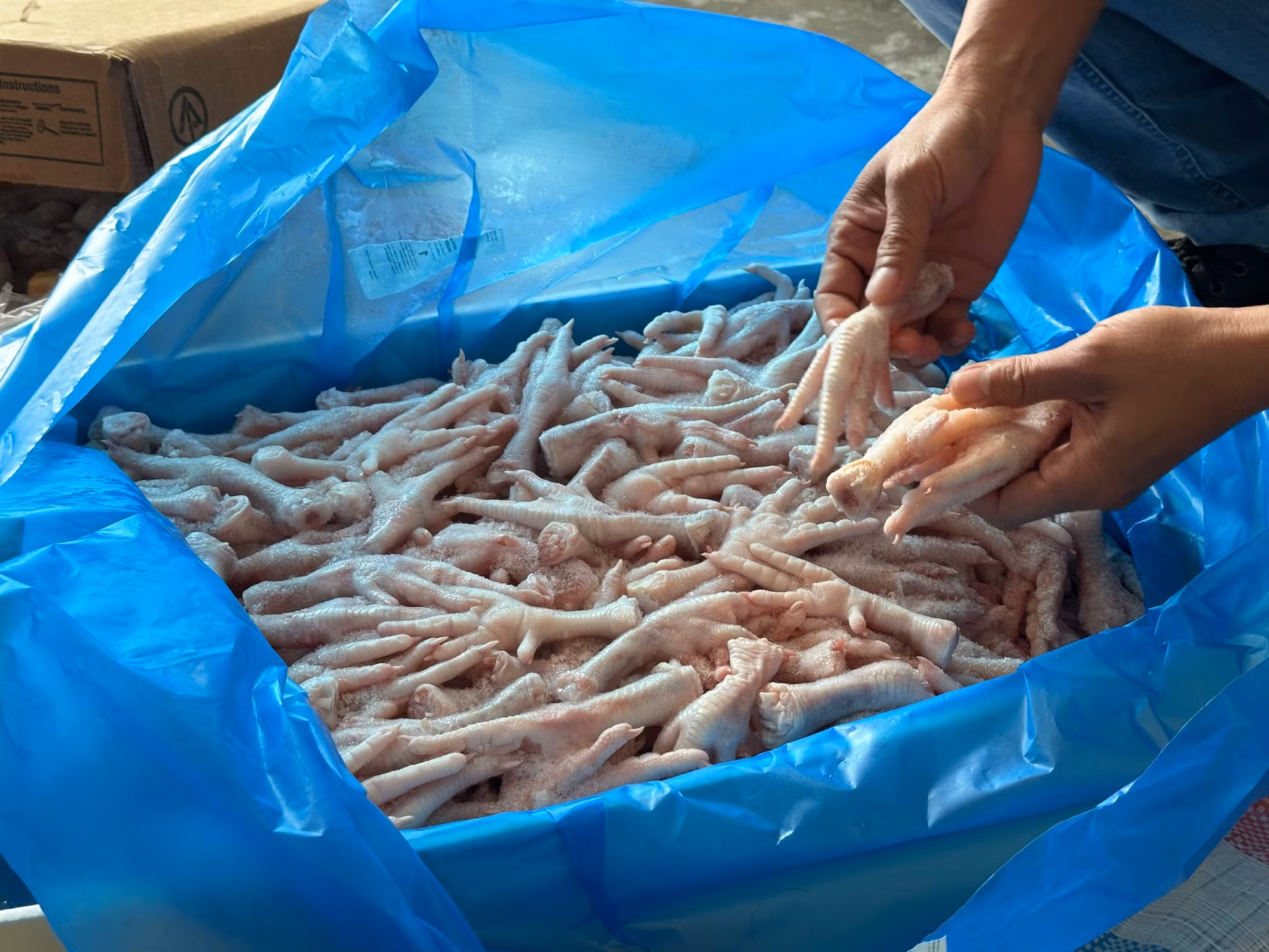 Nhập lậu 2,4 tấn thịt gia cầm, chủ cơ sở kinh doanh bị phạt 70 triệu đồng -0