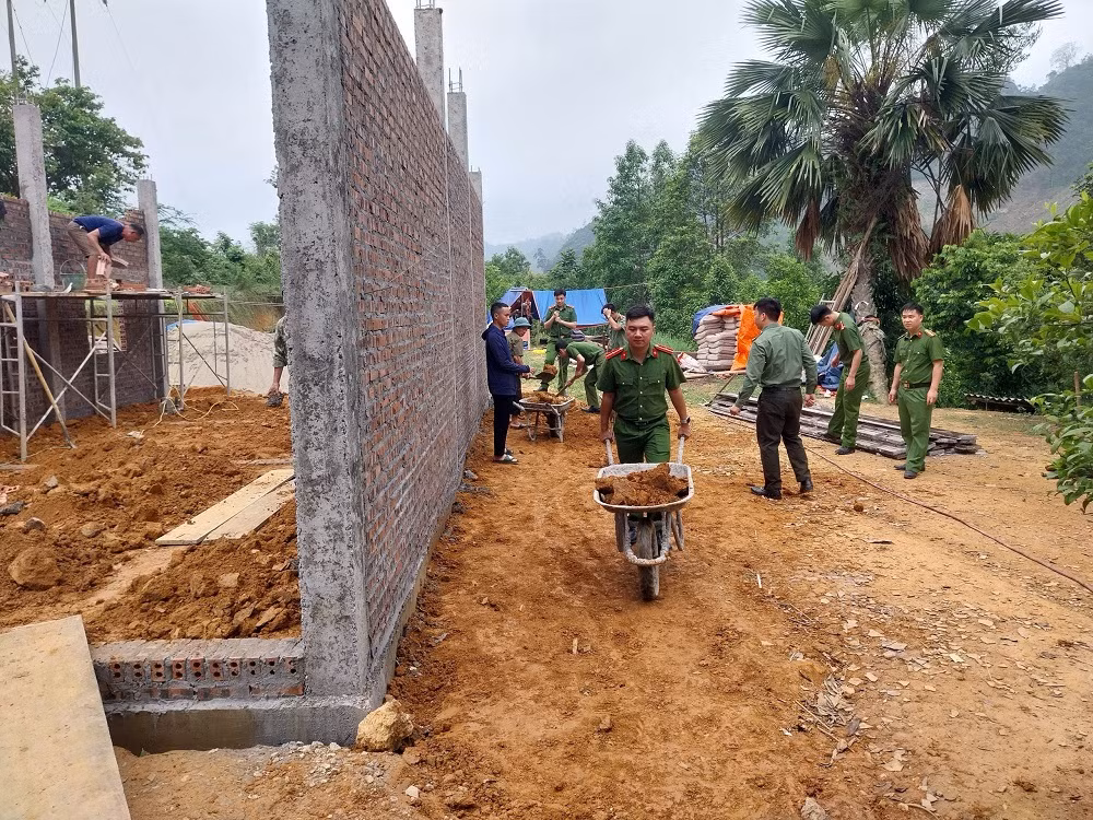 Công an huyện Yên Sơn giúp đỡ nhân dân dựng lại nhà sau thiên tai -0