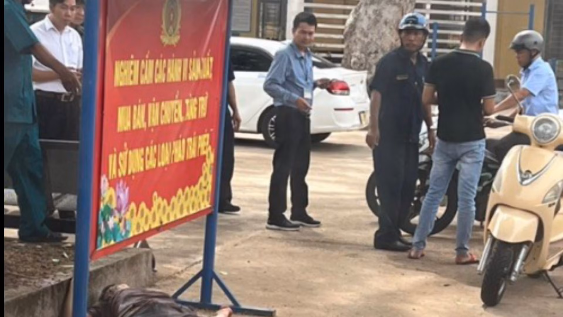 Xô xát ngay tại UBND xã khiến một người bị đâm tử vong -0