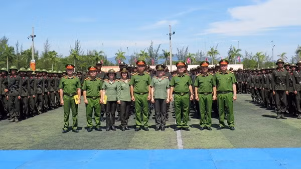 Hàng nghìn chiến sĩ nghĩa vụ CAND hoàn thành khóa huấn luyện chiến sĩ mới