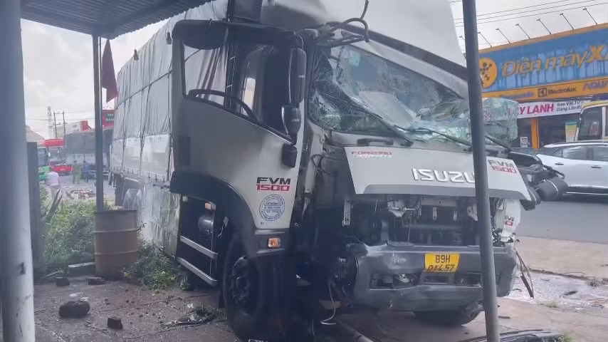 Tai nạn liên hoàn trên cầu vượt khiến 1 người tử vong, 2 người bị thương -0