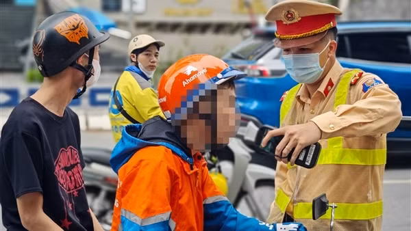 Vi phạm nồng độ cồn, tài xế xe ôm công nghệ bỏ xe, không ký biên bản