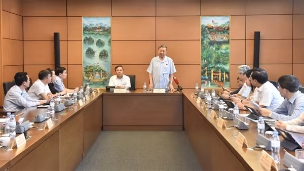 Nhiều đại biểu đề nghị bổ sung dao có tính sát thương cao vào nhóm vũ khí thô sơ