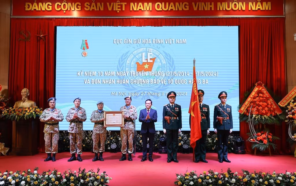 Cục Gìn giứ hoà bình Việt Nam đón nhận Huân chương Bảo vệ Tổ quốc hạng Ba -0