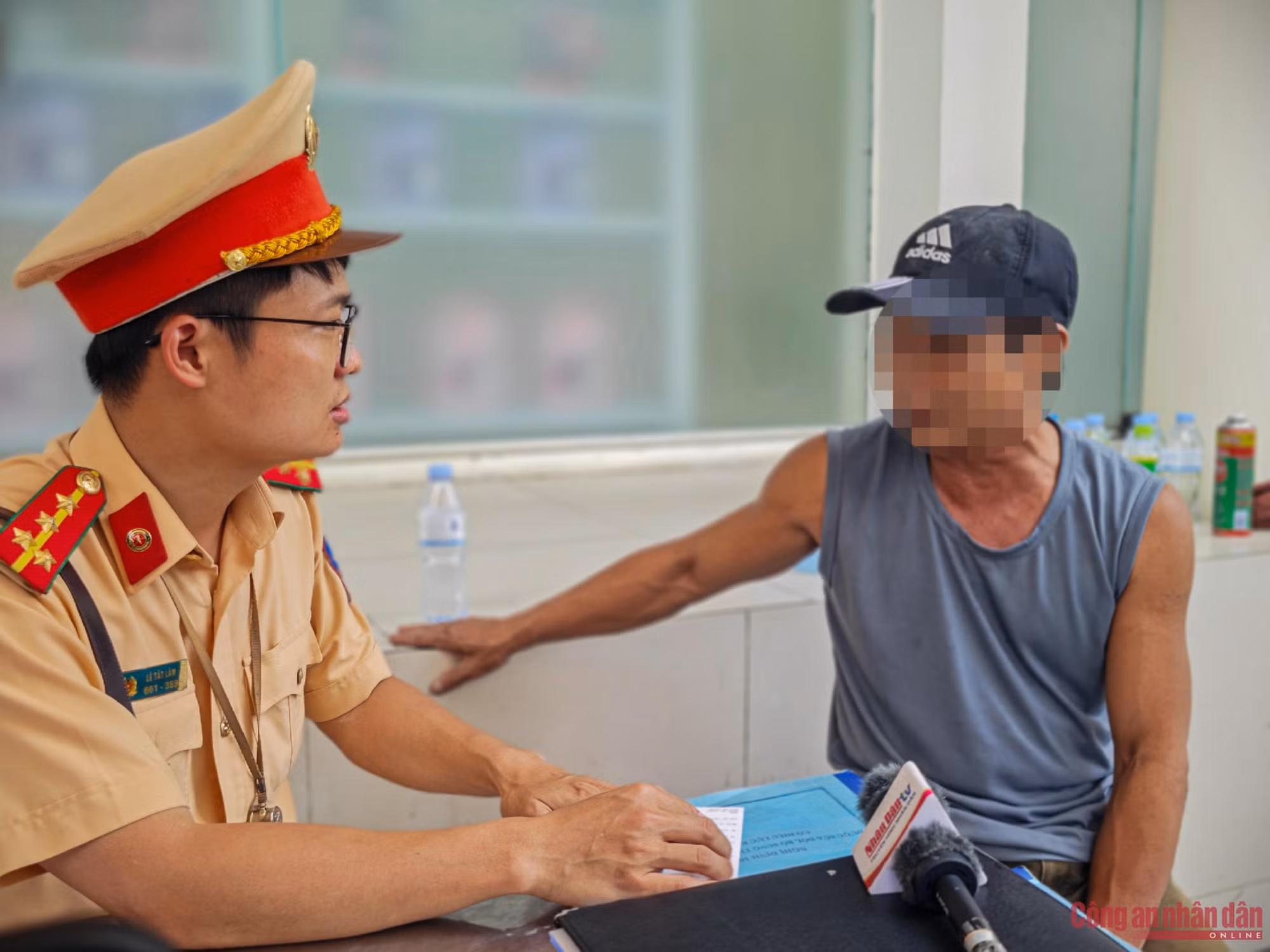 Vi phạm nồng độ cồn, tài xế xe ôm công nghệ bỏ xe, không ký biên bản -0