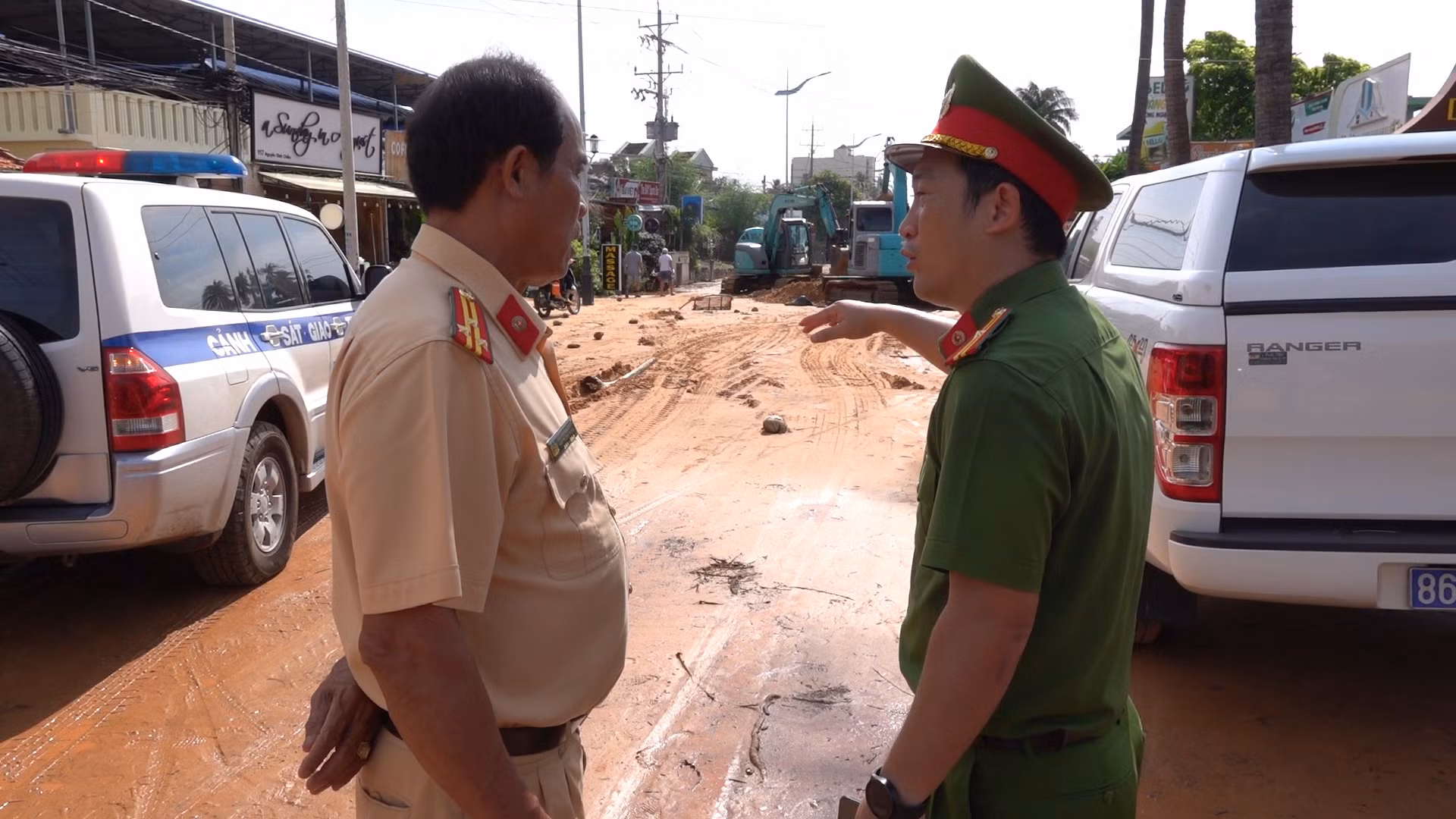 Thông xe khu vực bị lũ cát tràn lấp trên 2 tuyến đường ở Phan Thiết -0