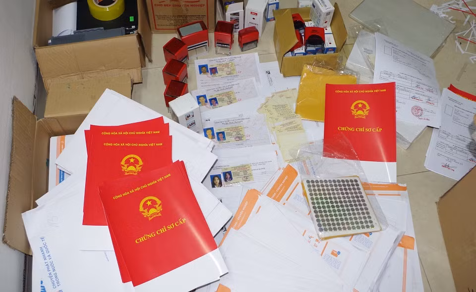 Đánh sập đường dây sản xuất, mua bán, vận chuyển con dấu, tài liệu giả quy mô trên 100 tỷ đồng -0