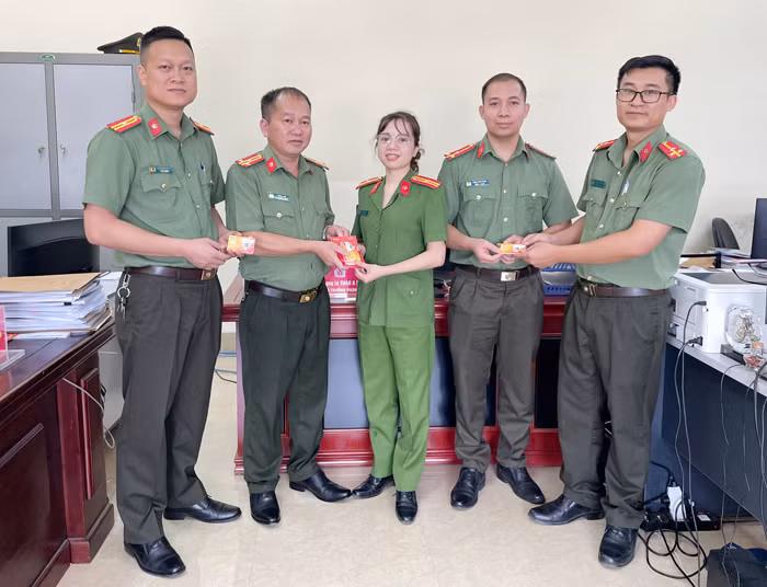 Cấp phát hơn 3.300 sim Gmobile cho CBCS các đơn vị&nbsp;thuộc Công an tỉnh Sơn La -0