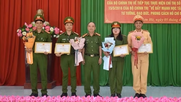 Nữ Phó trưởng Công an xã được bà con Hre tin yêu