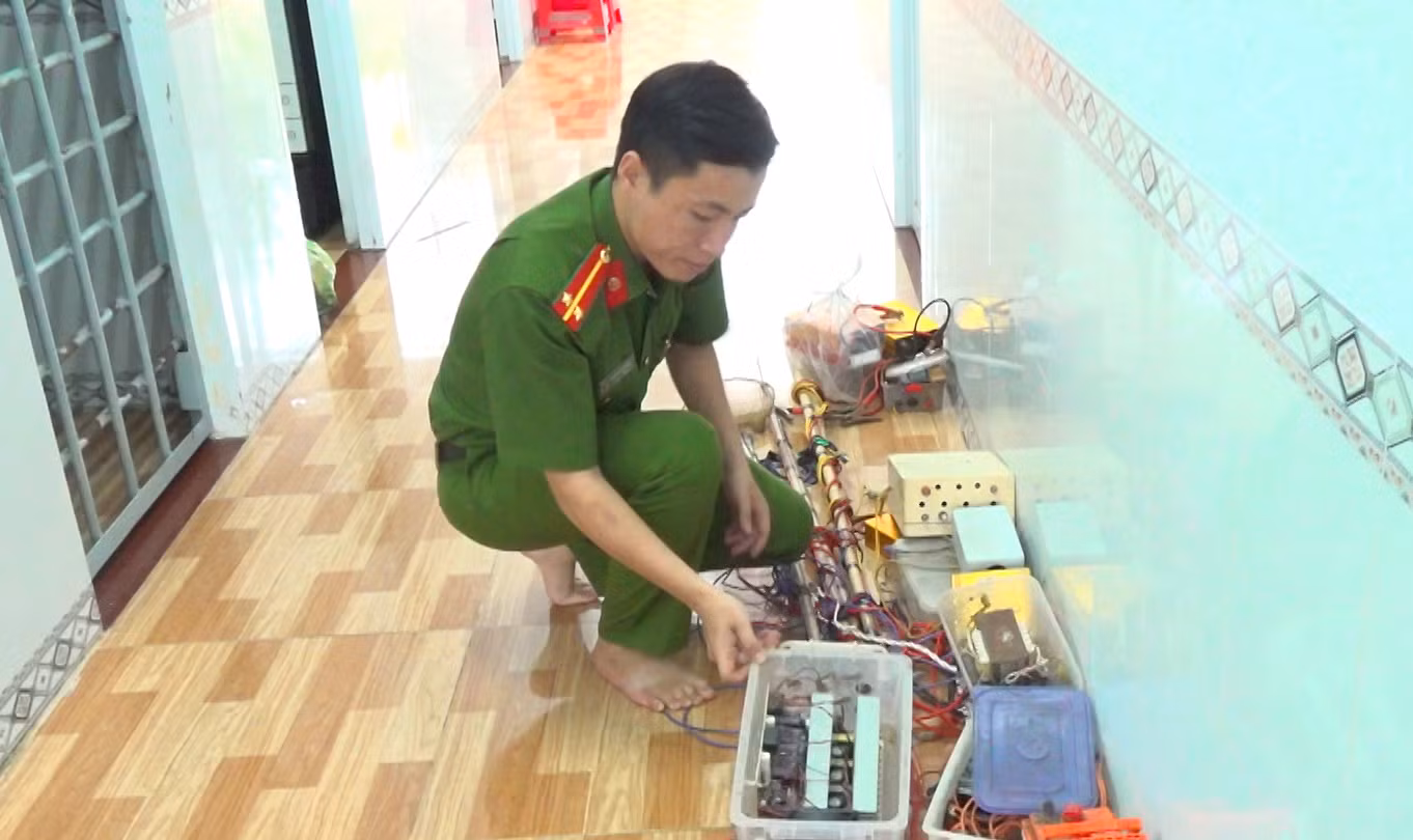 Ngăn chặn nạn dùng xung điện để đánh bắt thủy sản ở Cà Mau -0