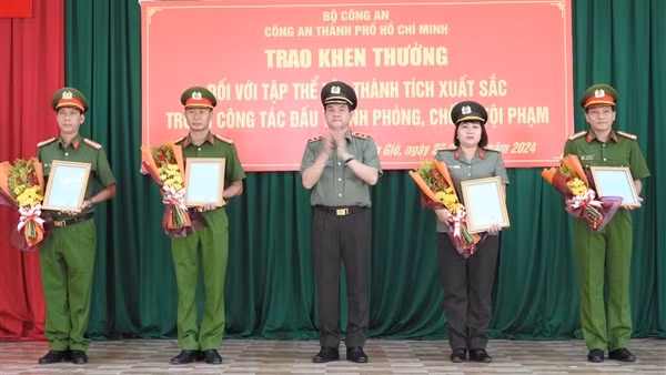 Khen thưởng các tập thể phá vụ án thi thể cô gái giấu trong vali ở Vũng Tàu