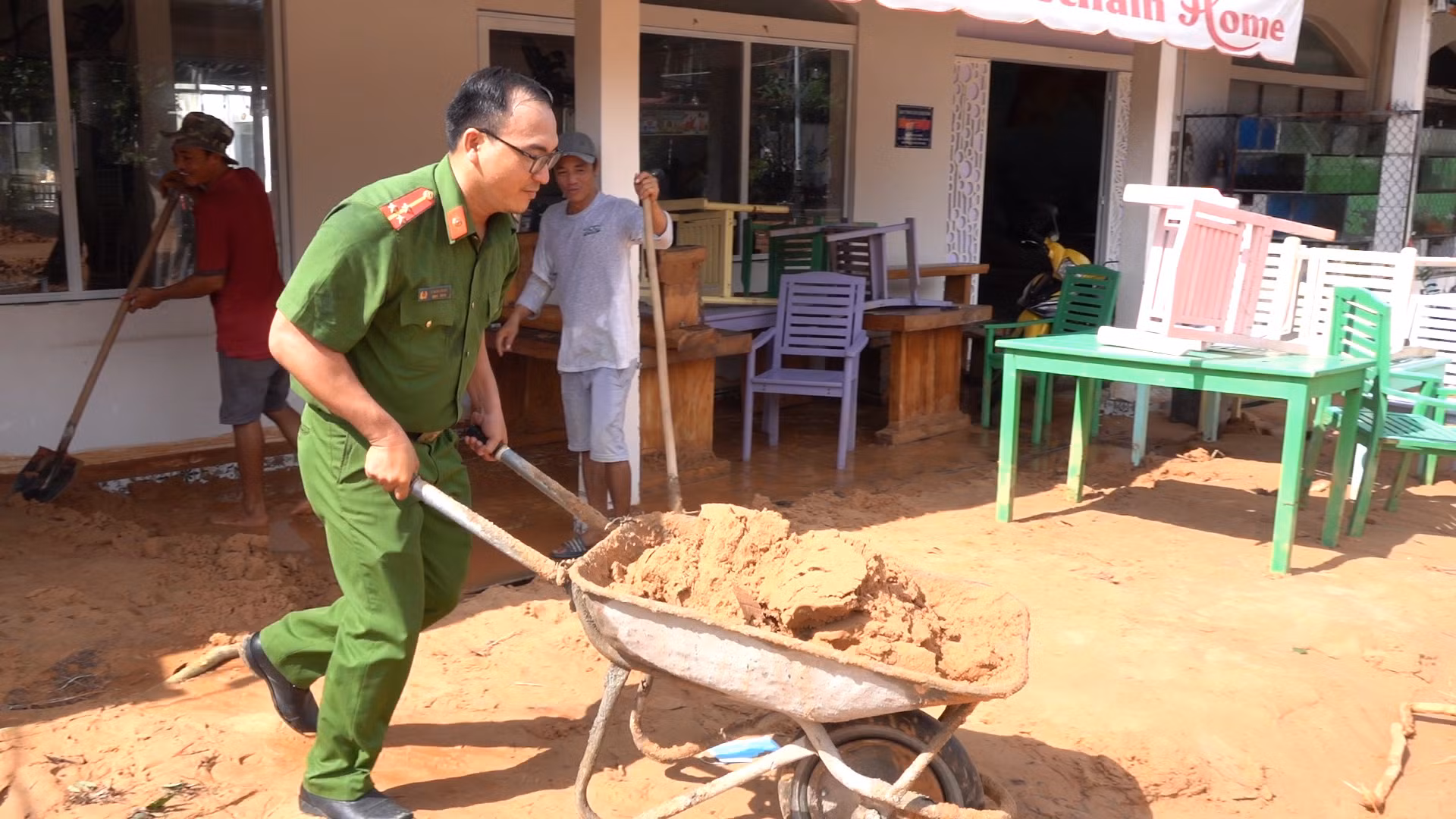 Thông xe khu vực bị lũ cát tràn lấp trên 2 tuyến đường ở Phan Thiết -0