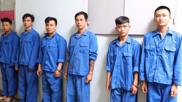 Nhóm côn đồ chém người vì cho rằng bị "nhìn đểu" ra đầu thú