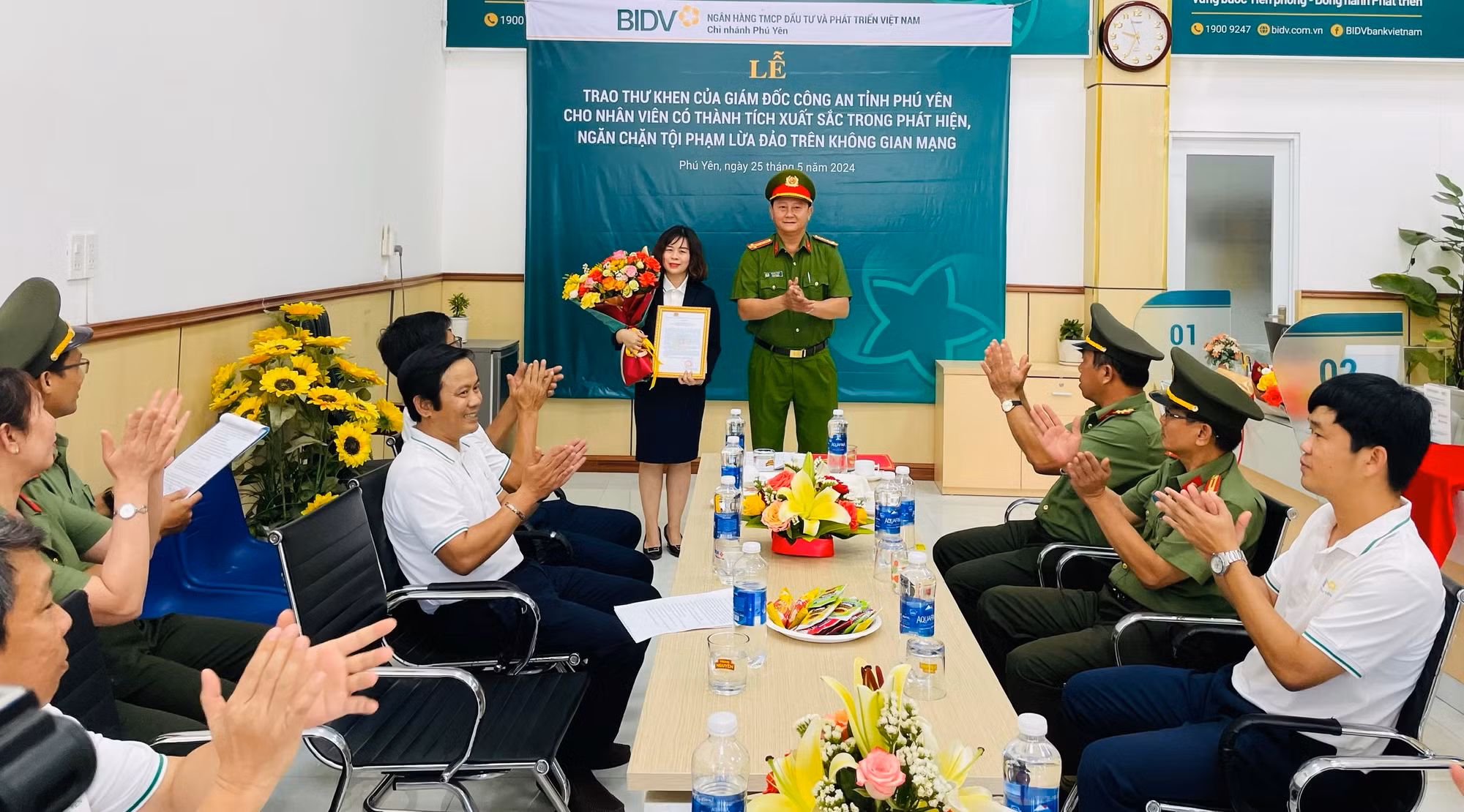 Trao thư khen của Giám đốc Công an tỉnh Phú Yên cho nữ giao dịch viên ngân hàng ngăn chặn lừa đảo -0