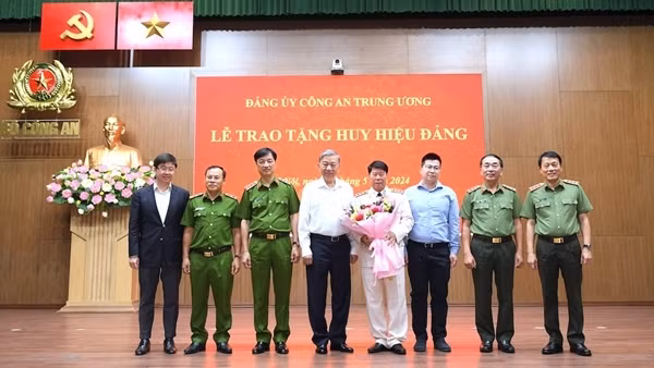 Chủ tịch nước dự Lễ trao Huy hiệu 45 năm tuổi Đảng tặng Thượng tướng Bùi Văn Nam