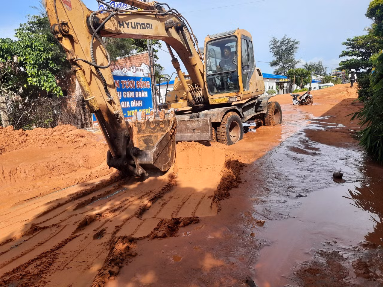 Khẩn trương khắc phục hậu quả sụ cố cát đỏ tràn xuồng đường vùi lấp nhà dân -0